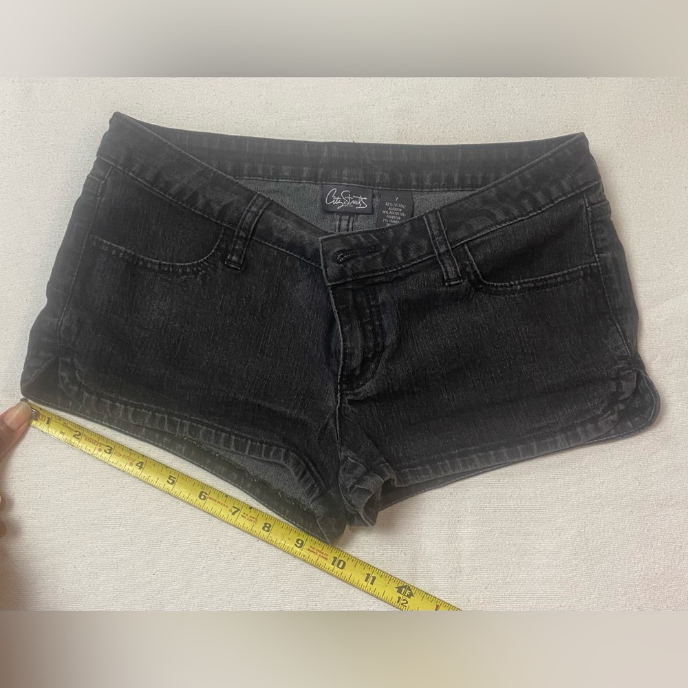 CITY STREETS. Women’s black jean booty shorts. Size 7